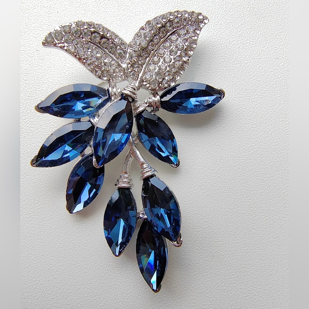 BLUE CHRYSTAL FLOWER GRAPES BROOCH /PIN